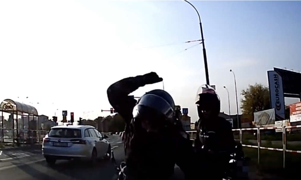 Polska policja odbiera coraz więcej zgłoszeń o agresji drogowej. Źródło: YouTube