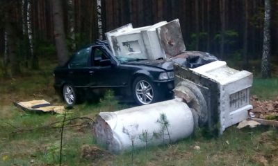 Kierowca BMW cudem wyszedł bez szwanku po uderzeniu w przydrożną kapliczkę w Studziannej. Fot. Policja