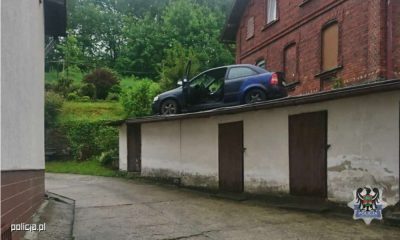 Uciekający przed policją w Wałbrzychu utknął na dachu budynku gospodarczego. Fot. Policja