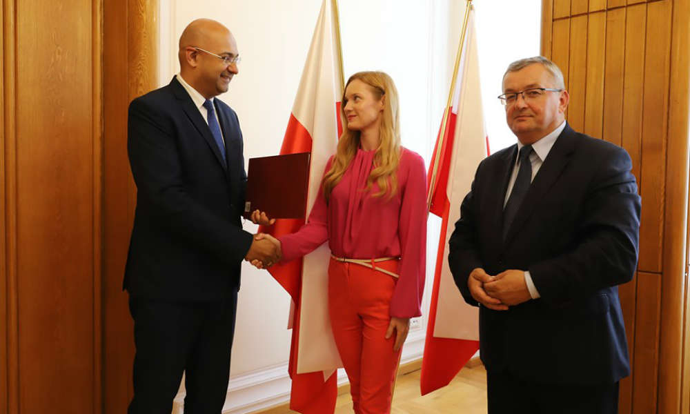 Główny Inspektor Transportu Drogowego Alvin Gajadhur wręcza nominację na prezydent ECR szefowej swojego gabinetu Urszuli Nowinowskiej. Na uroczystości obecny był minister infrastruktury Andrzej Adamczyk Fot. GITD