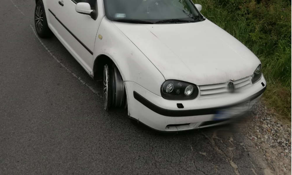 Volkswagen golf bez opon z przodu został odstawiony na policyjny parking Fot. Policja