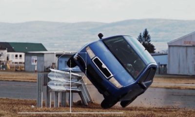 Test zakończenia bariery sprowadzanej do gruntu zakończył się dachowaniem samochodu po najechaniu na barierę. Źródło: Saferoad
