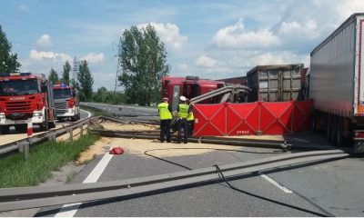 Na trasie S1 kierowca ciężarówki przejechał przez bariery rozdzielające pasy ruchu. Kabina jego ciężarówki zmiażdżyła lekarza weterynarii, który motocyklem jechał do pracy Fot. Policja