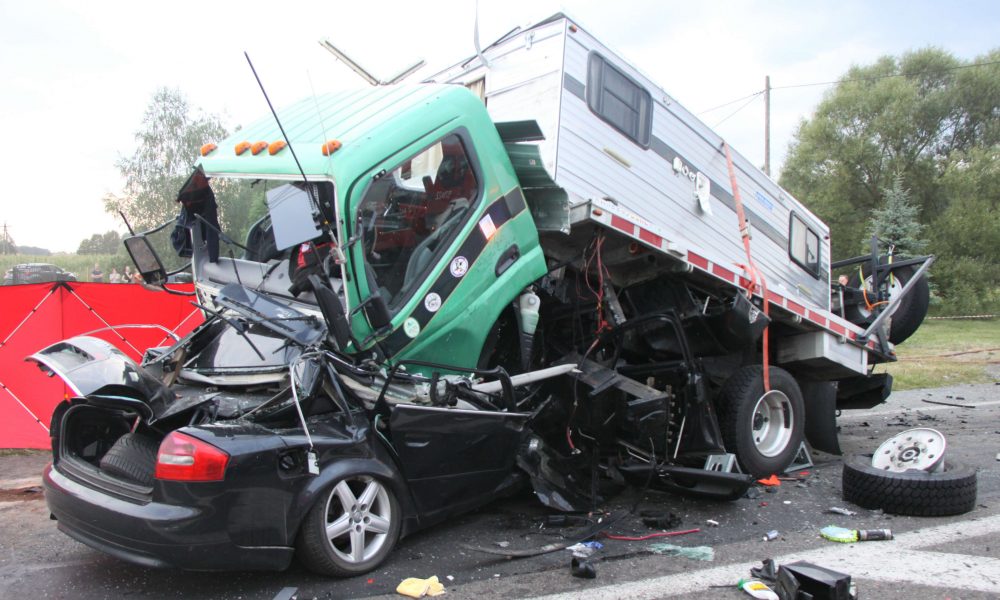 Camper z USA rozbity pod Płońskiem. Fot. Policja
