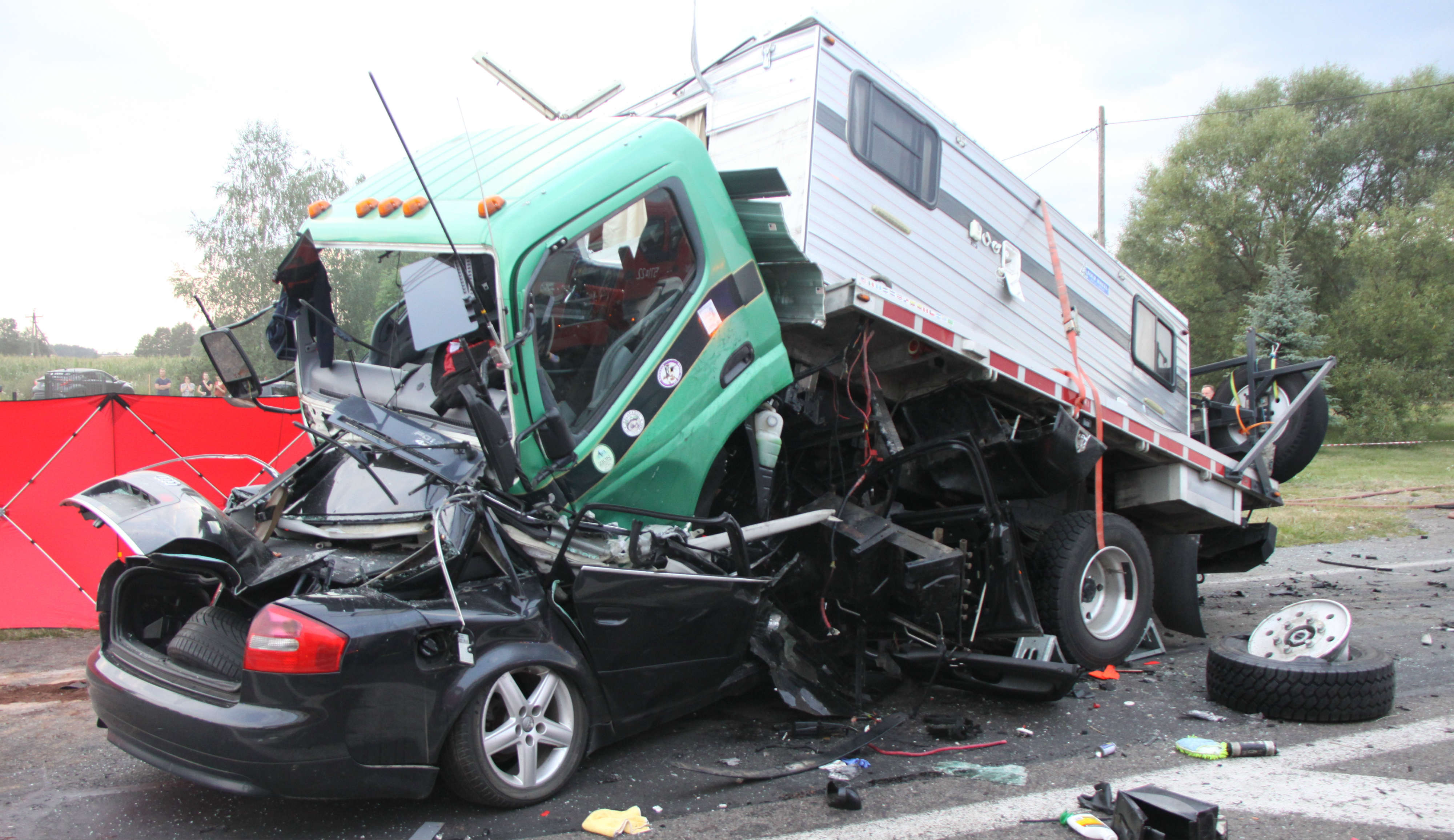 Camper z USA rozbity pod Płońskiem. Fot. Policja