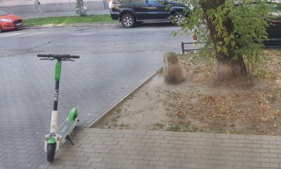 Pozostawiona na chodniku elektryczna hulajnoga może zagrażać np. niewidomym pieszym. Fot. Wojciech Kotowski