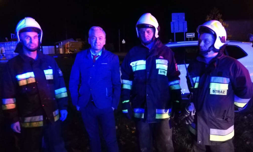 Robert Biedroń ratował dziecko i mężczyznę z płonącego po wypadku samochodu Fot. Facebook/OSP Regut