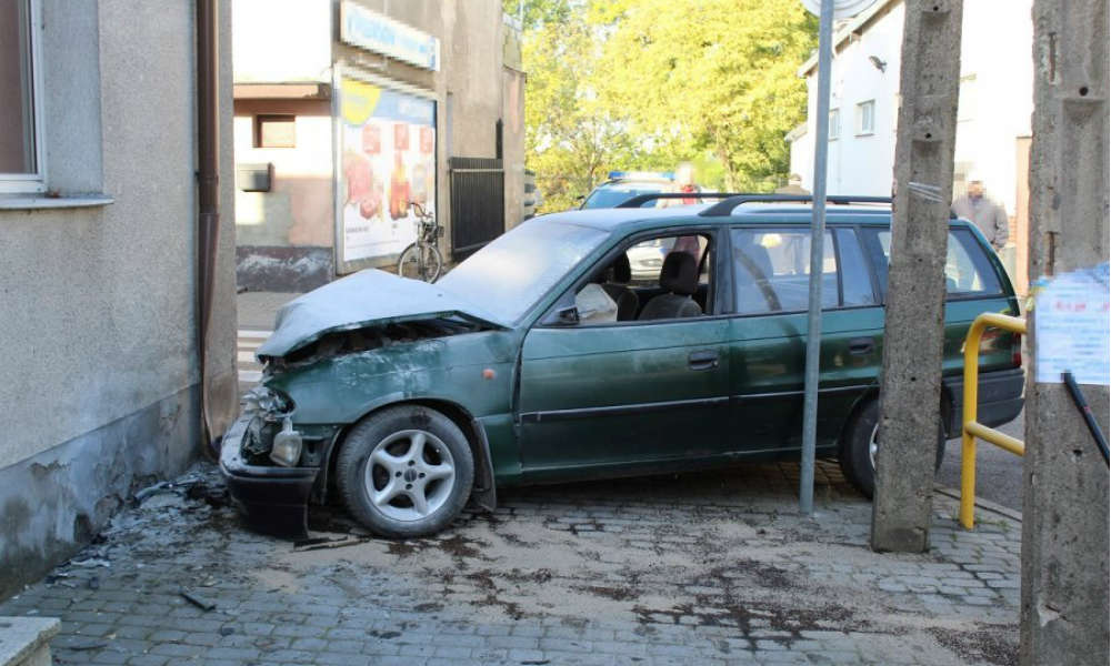 Pijana kobieta spowodowała kolizję. Wiozła dzieci w wieku 4 i 7 lat. Fot. Policja