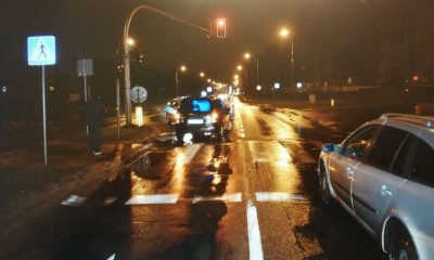 Kierowca w Olsztynie ominął auto przepuszczające na przejściu 90-latkę i wjechał w kobietę. Fot. Policja