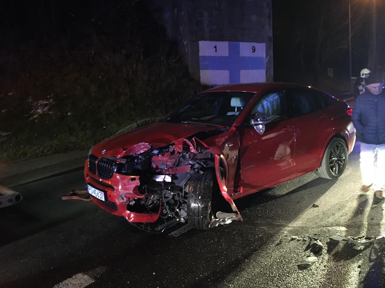 Rozbite BMW, które prowadził mąż celebrytki z programu "Królowe życia" Fot. OSP Kaczorów/Facebook