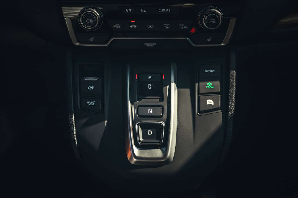 W Hondzie CR-V Hybrid zamiast klasycznej dźwigni zmiany biegów na środku konsoli zainstalowano jedynie przyciski z tradycyjnymi literkami P, R, N, D Fot. mat. prasowe