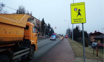 Przejście dla pieszych przy SP nr 8 w Rybniku jest dodatkowo specjalnie oznakowane, przedzielone azylem i doświetlone. Fot. Policja