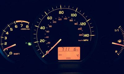 Wskaźniki na desce rozdzielczej samochodu. Fot. CC0