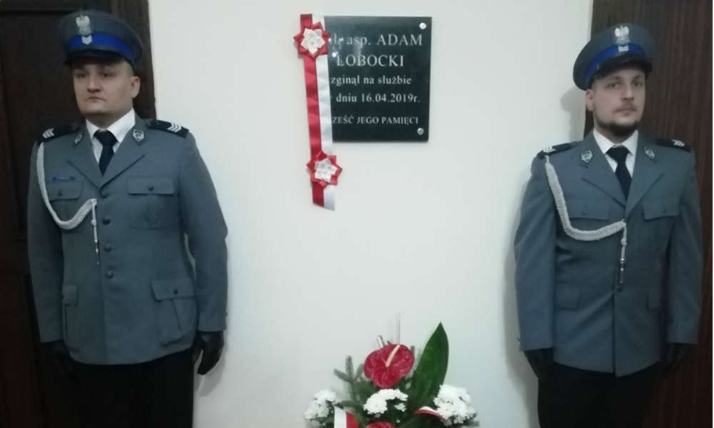 W listopadzie ubiegłego roku w Komendzie Powiatowej Policji w Świeciu uroczyście odsłonięto tablicę poświęconą zmarłemu w wypadki sierż. szt. Adamowi Łobockiemu Fot. KPP Świecie