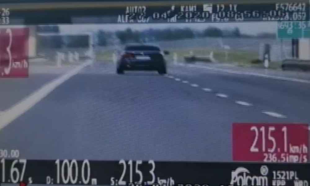 Kierowca BMW pędził po drodze S17 aż 215 km/h. Fot. Policja