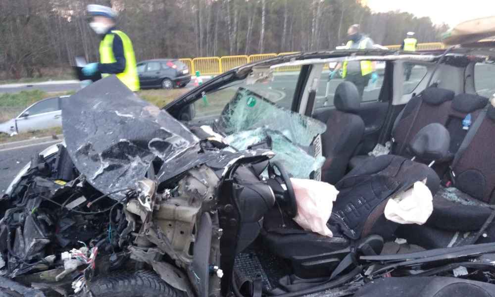 Śmiertelny wypadek koło Kamieńska spowodowany przez pijanego kierowcę skończył się śmiercią dwóch kobiet. Fot. Policja
