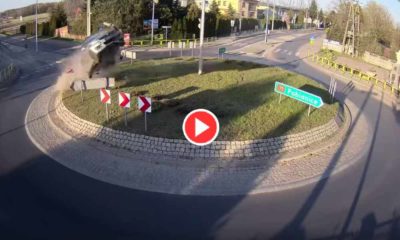 Kierowca suzuki swift wyskoczył na rondzie w Rąbieniu Źrodło: Facebook/Telewizja Aleksandrów Łódzki