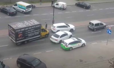 Zatrzymanie kierowcy dostawczego samochodu w Warszawie za napisy, które miał na aucie Fot. Policja