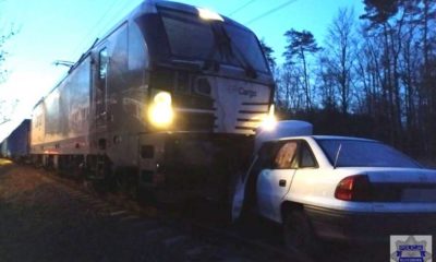 Mieszkaniec Kluczborka zawracał na przejeździe kolejowym i utknął. Fot. Policja