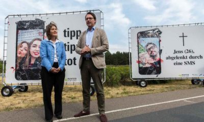 Niemiecki minister transportu Andreas Scheuer podczas prezentacji nowej kampanii autostradowej o niebezpieczeństwie używania telefonów podczas jazdy, rok 2018 Fot. Flickr/BMVI