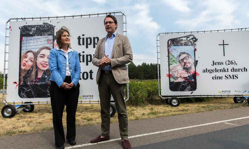 Niemiecki minister transportu Andreas Scheuer podczas prezentacji nowej kampanii autostradowej o niebezpieczeństwie używania telefonów podczas jazdy, rok 2018 Fot. Flickr/BMVI