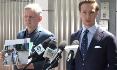 Krzysztof Bosak, kandydat Konfederacji na prezydenta z poszkodowanym w wypadku przez syna ambasadora Arabii Saudyjskiej Ryszardem Lubińskim podczas konferencji przed ambasadą w Warszawie. Źródło: Facebook