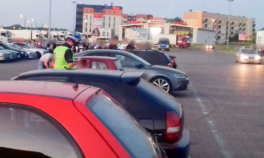 Policjanci przerwali "zabawę" w Gorzowie Wielkopolskim. Przyjechało tam ponad 300 osób Fot. Policja