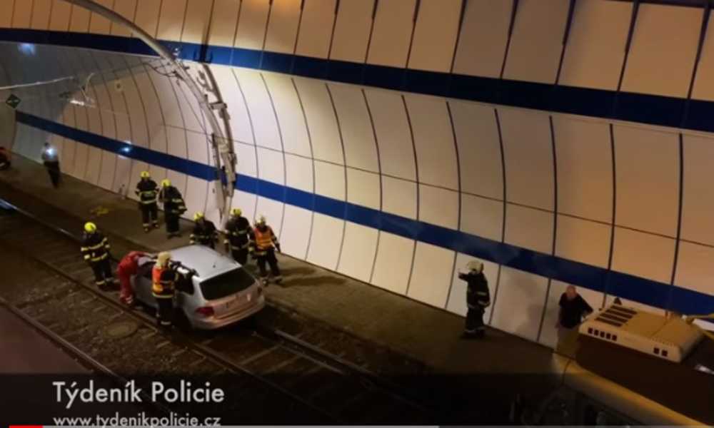 Pijany Polak wjechał samochodem do tunelu tramwajowego w Pradze Fot. YouTube/Tydenik Policie