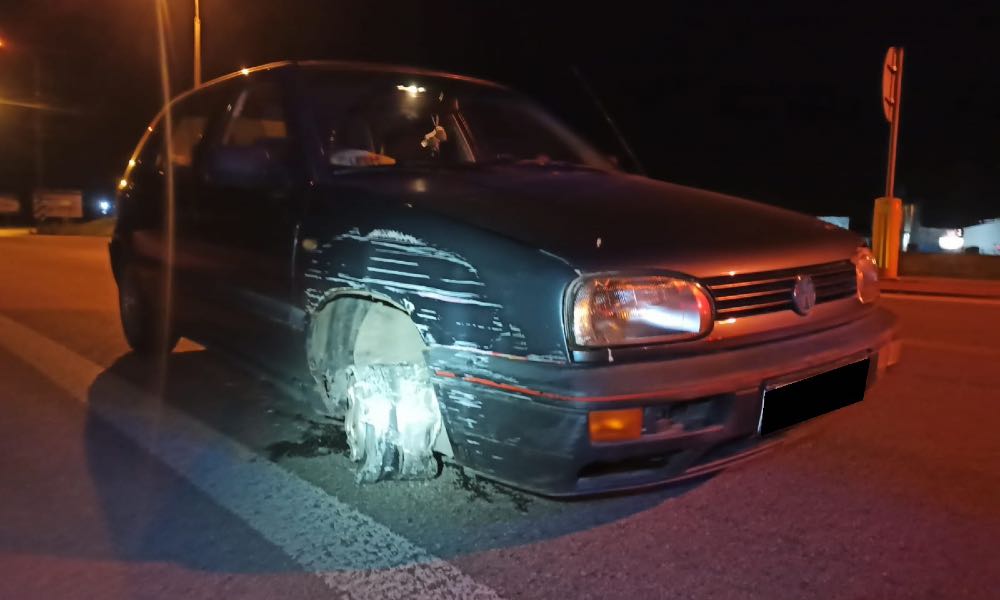 53-latek z Chełmna jechał bez przedniego koła. W ręku trzymał butelkę wódki. Fot. Policja