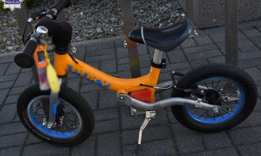 Kierowca potrącił 3-latka jadącego rowerkiem biegowym po chodniku. Fot. Policja