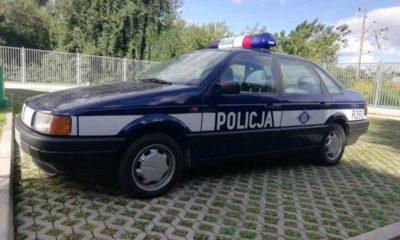 Radiowóz z oznakowaniem z lat 90. zatrzymany przez policję Fot. Policja