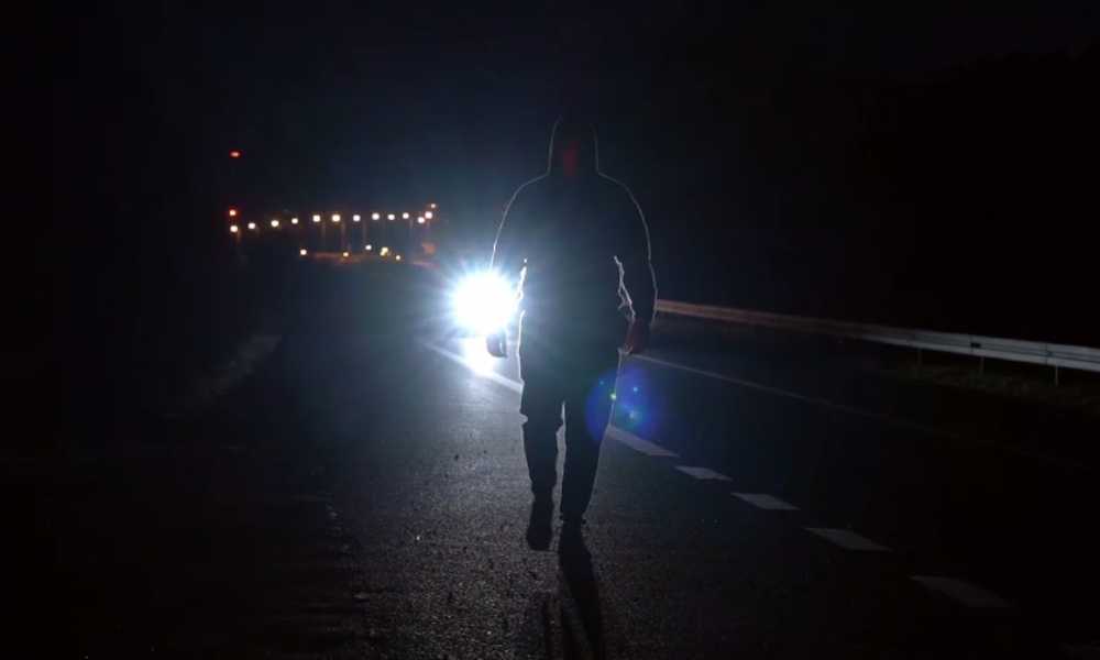 Spot Wielkopolskiej Policji, która pokazała pieszego idącego nieprawidłową stroną drogi i zostawiła to bez komentarza Źródło: policja