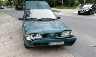 Stuletni kierowca poloneza doprowadził do kolizji w Olsztynie. Policjanci zatrzymali mu prawo jazdy Fot. Policja
