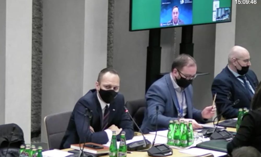 Na Komisji Infrastruktury rządową nowelizację prawa m.in. w sprawie pieszych przedstawiał wiceminister infrastruktury Rafał Weber (z lewej). Towarzyszył mu dyrektor Sekretariatu Krajowej Rady BRD Konrad Romik (w środku) Fot. Sejm