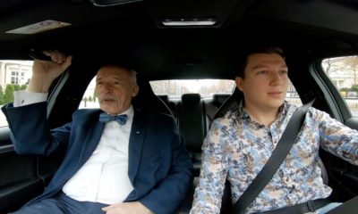 Janusz Korwin-Mikke jadący jako pasażer w samochodzie prowadzonym przez YouTubera Źródło: YouTube