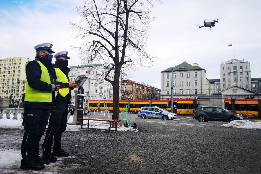 Patrol stołecznej drogówki podczas akcji z wykorzystaniem drona w Warszawie. Fot. Policja
