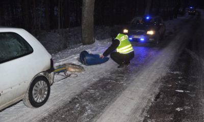 40-latek ciągnął nastolatków za samochodem. Kulig zakończył się tragicznym wypadkiem Fot. KMP Elbląg