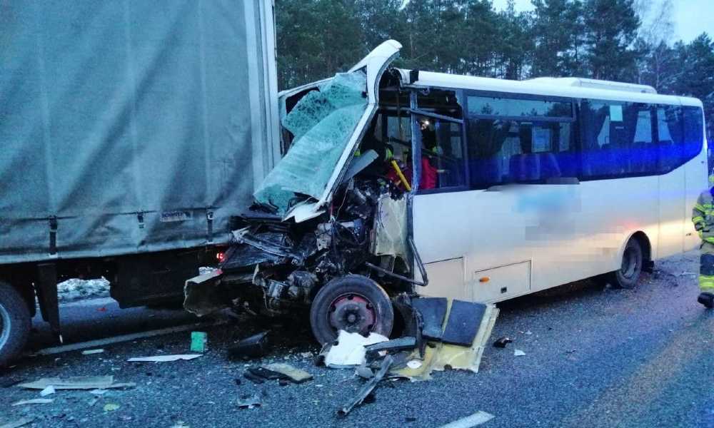 Po uderzeniu w tył jednej ciężarówki, kierowca autobusu wbił się w tył ciężarówki, która po awarii stała częściowo na pasie ruchu Fot. Policja