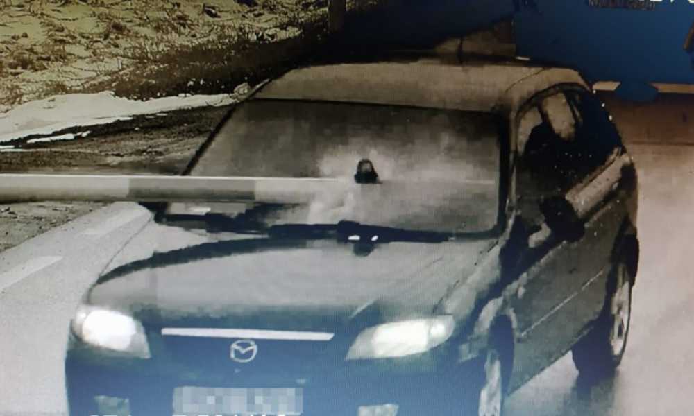 25-latek uciekając przed policją staranował szalbany. Jeden wbił się mu w przednią szybę Fot. Policja