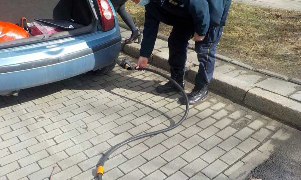Strażnicy miejscy z Warszawy zatrzymali 35-latkę, która jechała z wężem wyrwanym na stacji paliw. Fot. SM Warszawa