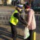 Policjantka wręczająca odblask seniorce podczas policyjnej akcji "Babciu, Dziadku, coś Ci damy - kolorowy odblask, który mamy" Fot. Policja