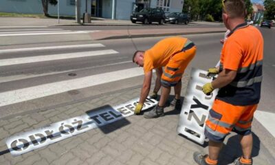 Malowanie napisów przed przejściami w Kętrzynie. Źródło: FB burmistrza Kętrzyna - Macieja Wróbla