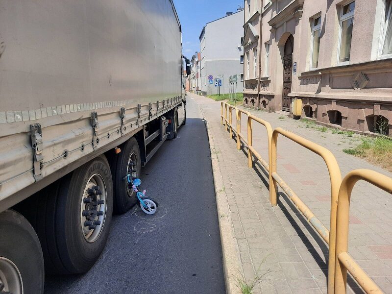 Kierowca w Lęborku wjechał w 3-letnią dziewczynkę przechodzącą z mamą przez przejście dla pieszych przy zielonym świetle Fot. KPP Lębork