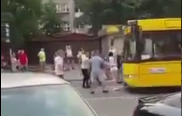 Kierowca miejskiego autobusu w Katowicach wjechał w ludzi znajdujących się na jezdni. Zabił 19-latkę Źródło: YouTube