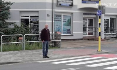 Były policjant Marek Konkolewski, który od lat domaga się nakazania pieszym podnoszenia ręki przed wkroczeniem na pasy, został nagrany przez "Fakty" TVN, gdy przeszedł przez przejście bez sygnalizowania zamiaru ręką w kierunku kierowcy Źródło: TVN24