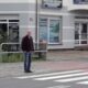 Były policjant Marek Konkolewski, który od lat domaga się nakazania pieszym podnoszenia ręki przed wkroczeniem na pasy, został nagrany przez "Fakty" TVN, gdy przeszedł przez przejście bez sygnalizowania zamiaru ręką w kierunku kierowcy Źródło: TVN24