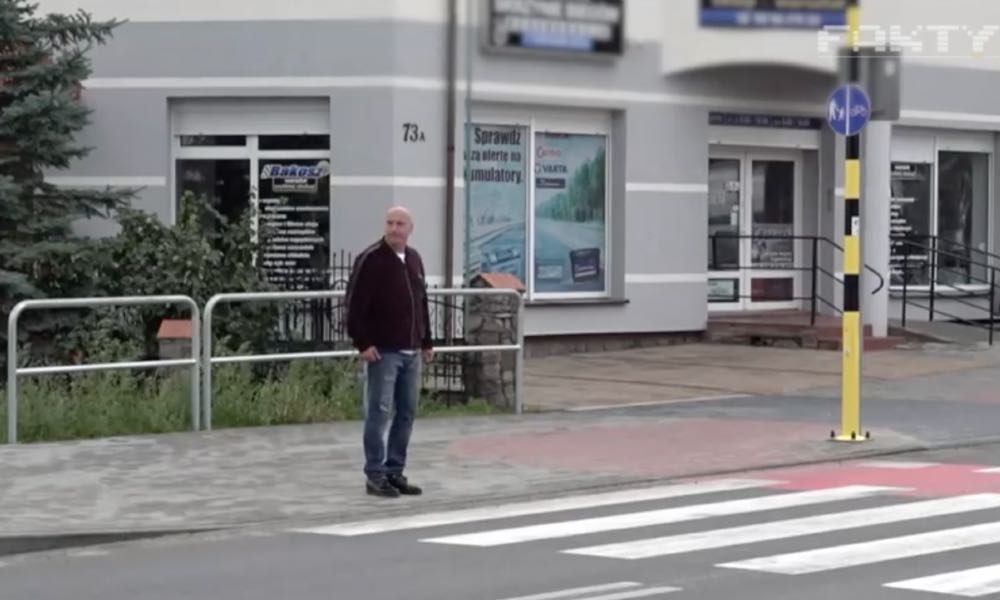 Były policjant Marek Konkolewski, który od lat domaga się nakazania pieszym podnoszenia ręki przed wkroczeniem na pasy, został nagrany przez "Fakty" TVN, gdy przeszedł przez przejście bez sygnalizowania zamiaru ręką w kierunku kierowcy Źródło: TVN24
