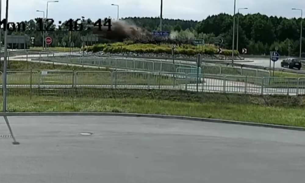Kierowca wyleciał w powietrze na rondzie w Nowej Soli Źródło: YouTube