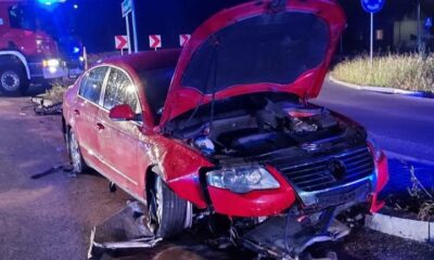 Kierowca volskwagena "nie zauważył ronda". Wjechał na nie tak szybko, że pojazd został wybity w powietrze i przeleciał kilkadziesiąt metrów Fot. KPP Łańcut