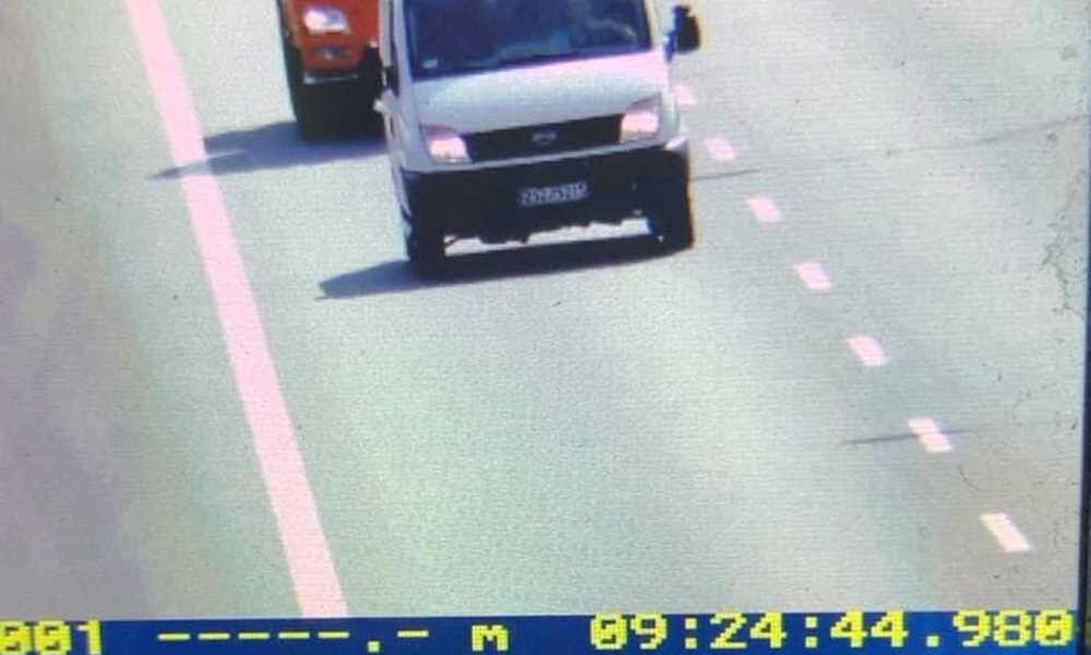 Pomiar odległości wykonany przez policję Źródło: Twitter/Andrzej Borowiak